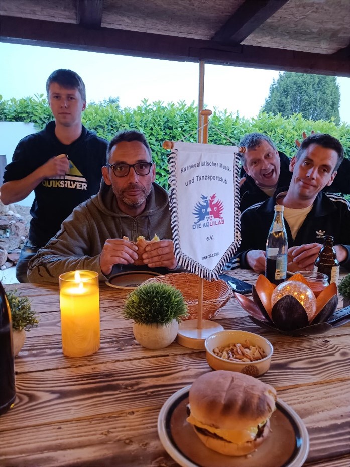 Gruppenbild der Mitglieder und Teilnehmer