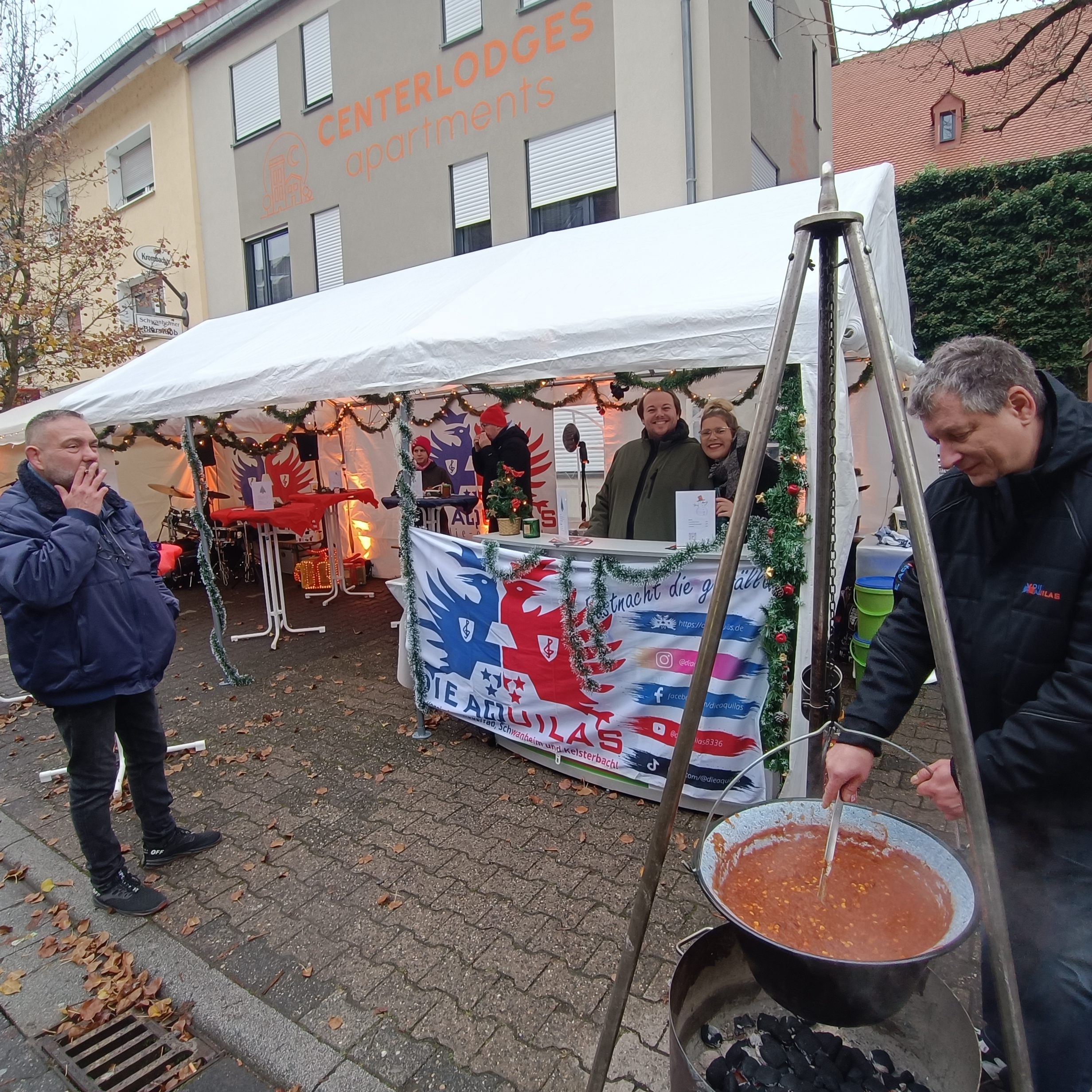 Gruppenbild der Mitglieder und Teilnehmer